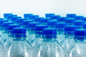 Plastikflaschen mit blauen Deckeln